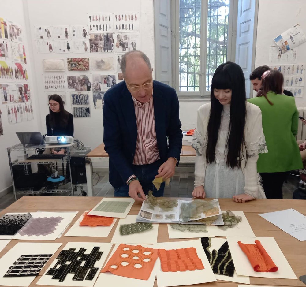 Brera-per-Schmid---studenti-del-corso-di-Cultura-tessile-prof.ssa-Livia-Crispolti-a.a.-202223---2 Schmid Accademia di Brera