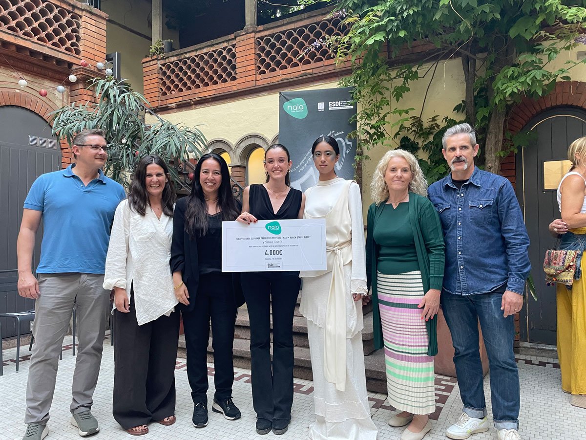 Mariona Garcia receives 'Naia™ Renew Staple Fibre' award from jury and school Mariona Garcia receives 'Naia™ Renew Staple Fibre' award from jury and school
